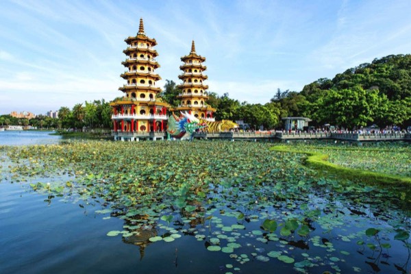 Raohe or Ningxia: who is holding the other stool? travel photo